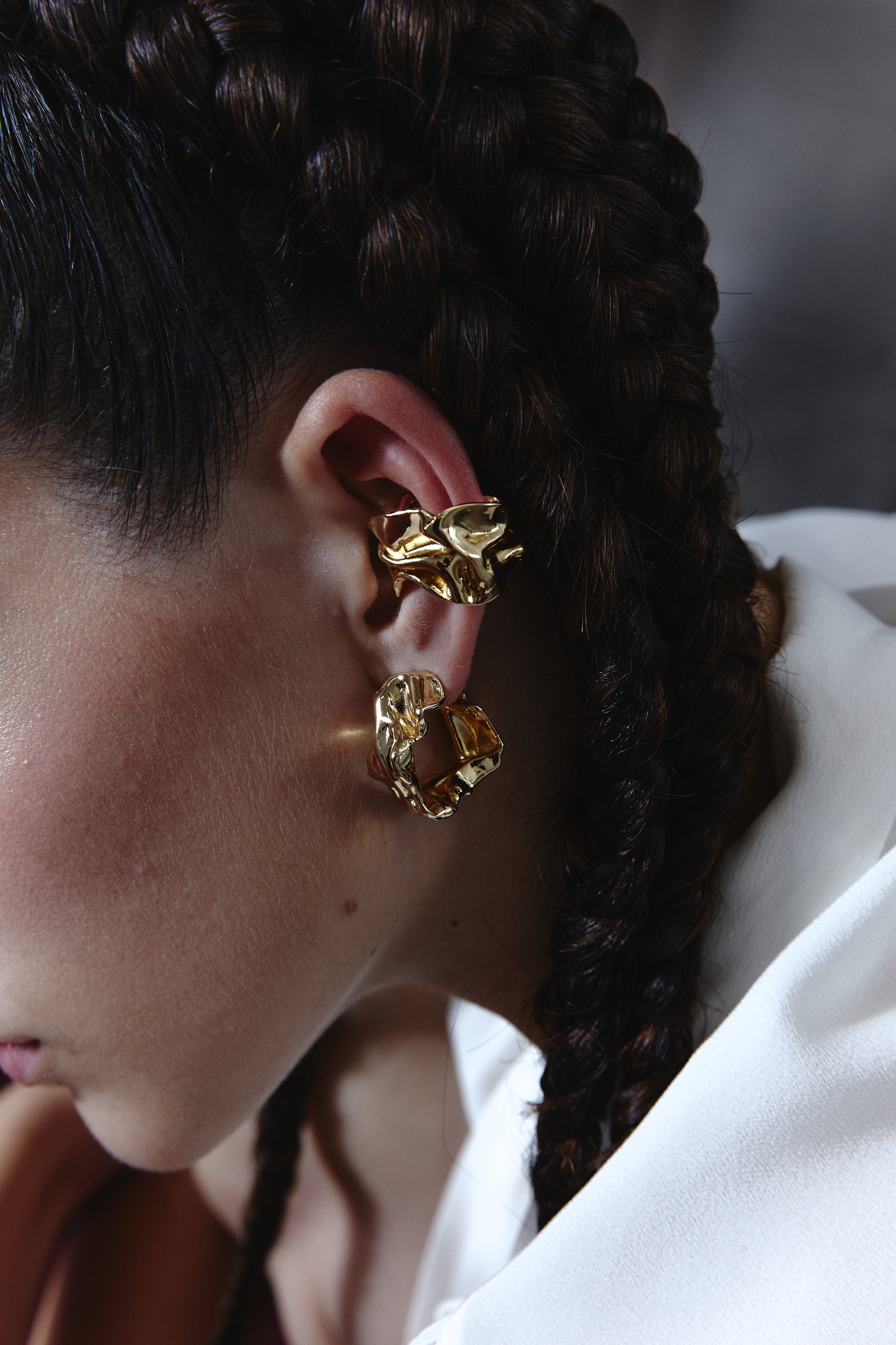 Voodoo Jewels Mini Miuna orecchini semicerchio bronzo oro