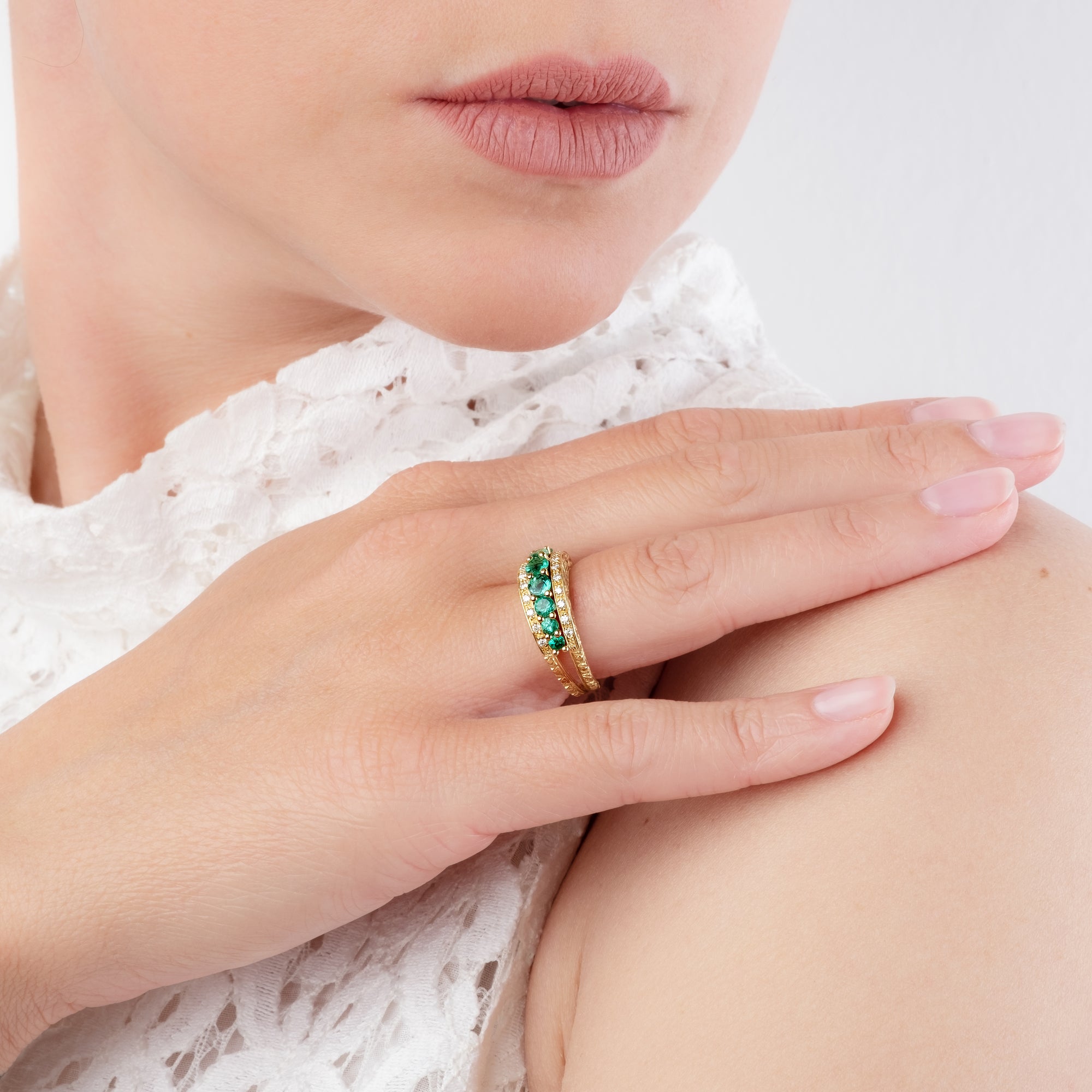 Noi Gioielli Ornato anello oro giallo 18k smeraldo diamanti