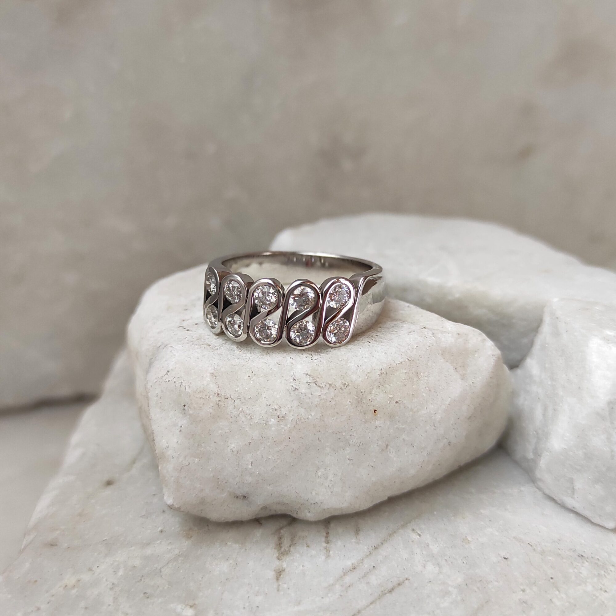 Anna Gioielli Classici Anello oro bianco ondulato diamanti