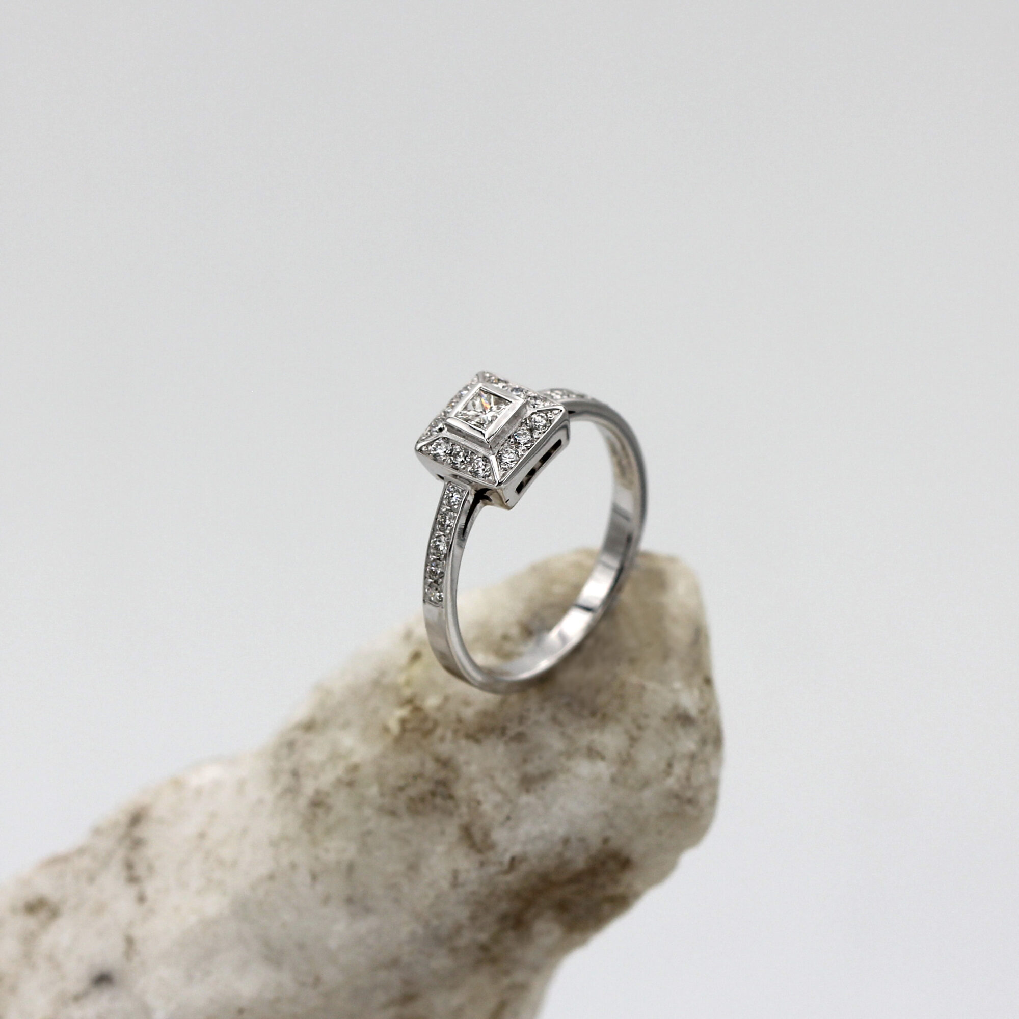 Anna Gioielli Square anello oro bianco diamante Princess halo
