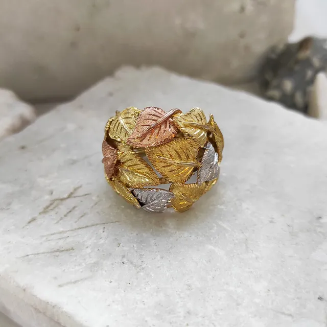 Anna Gioielli Fiorentino anello oro tricolore foglie incise