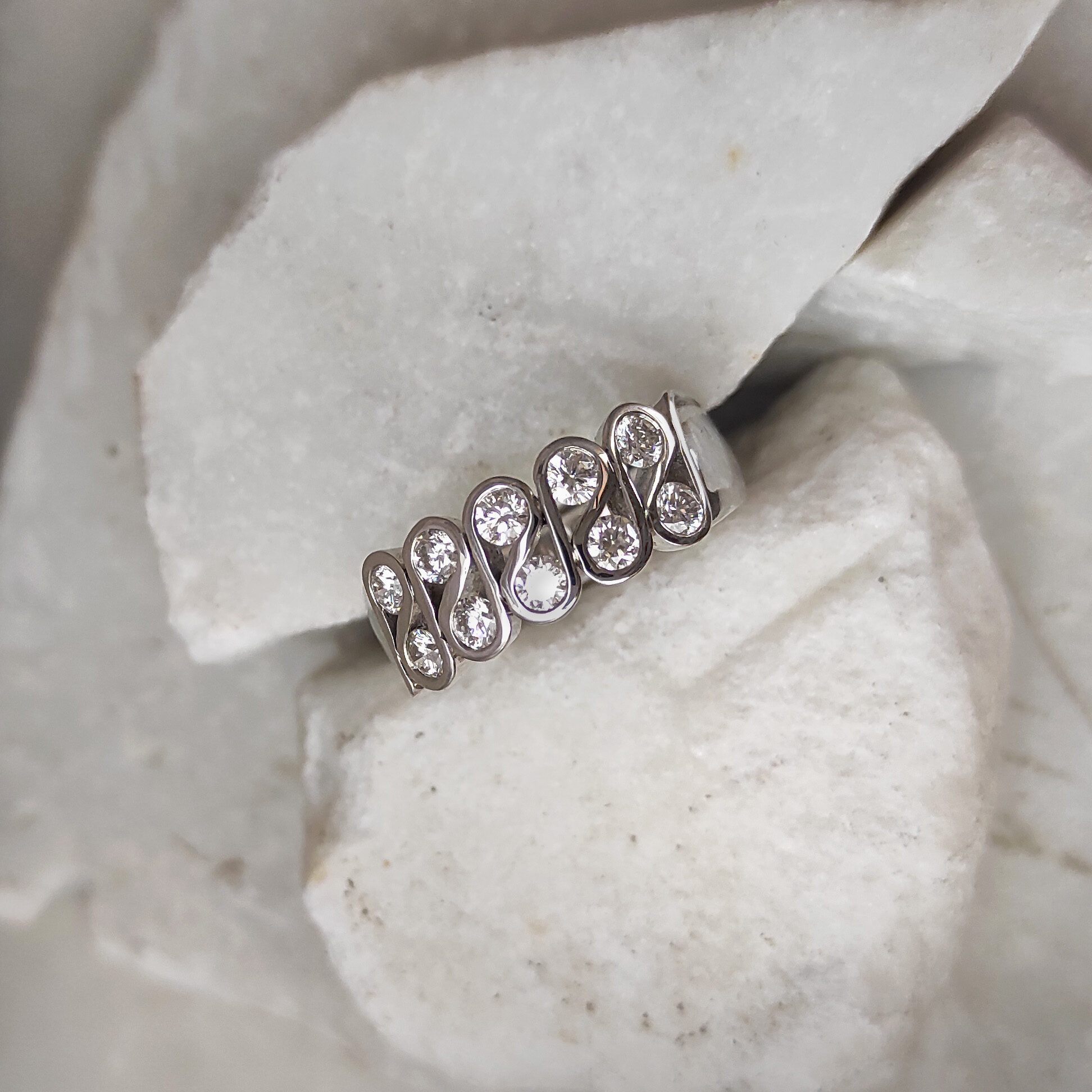 Anna Gioielli Classici Anello oro bianco ondulato diamanti
