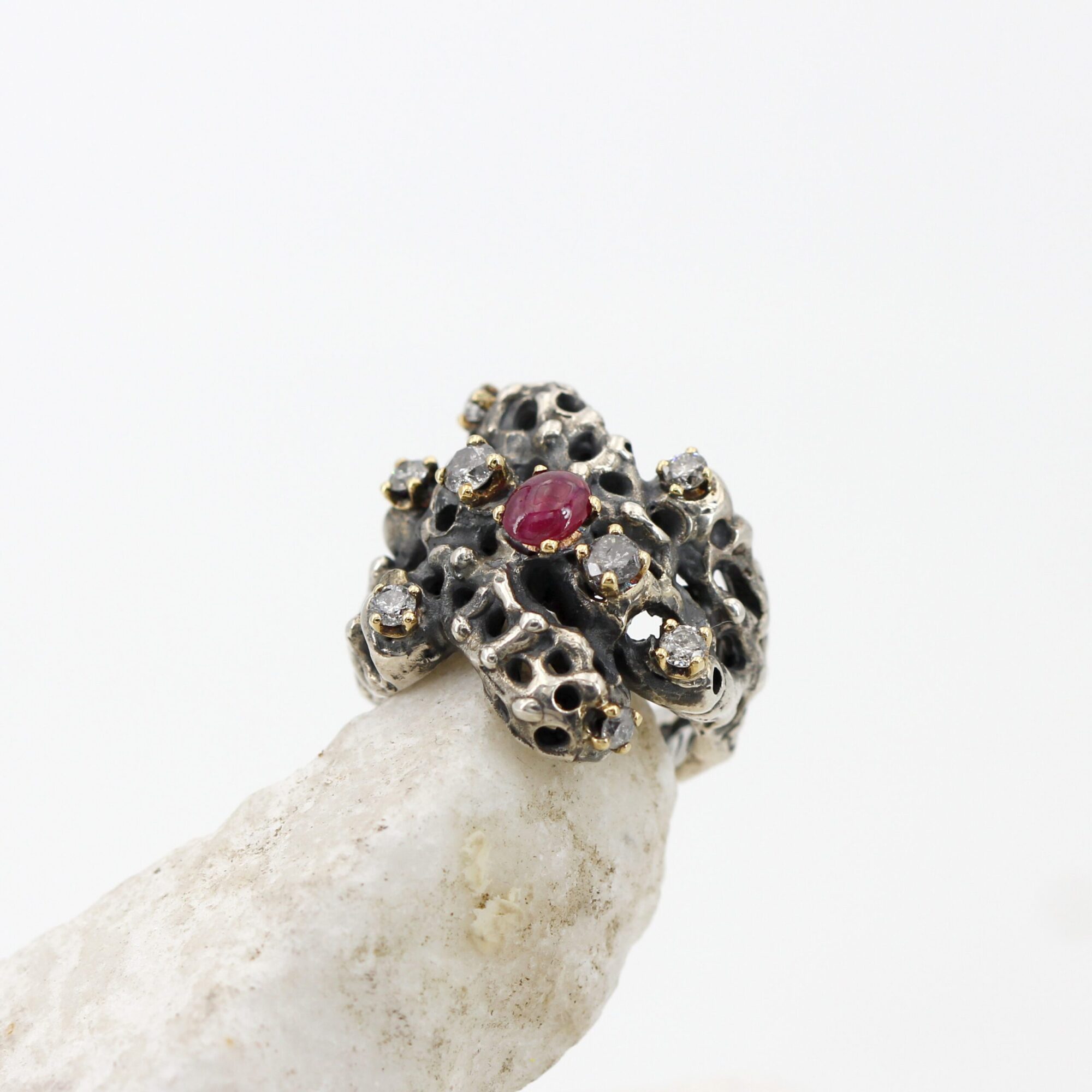 Anna Gioielli Collezione Marte anello rubino diamanti grigi oro