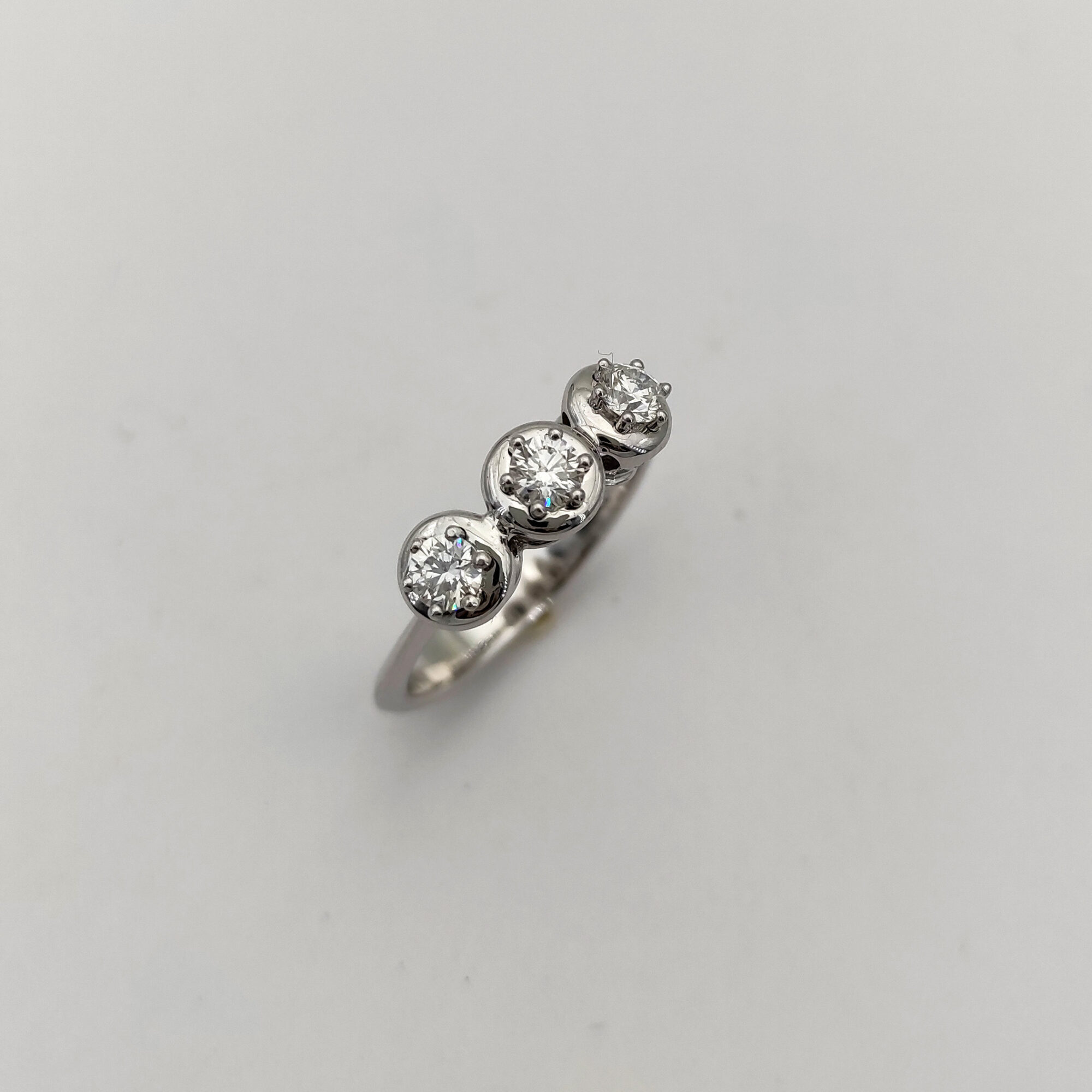 Anna Gioielli Classici anello trilogy oro bianco 3 diamanti 0.45ct