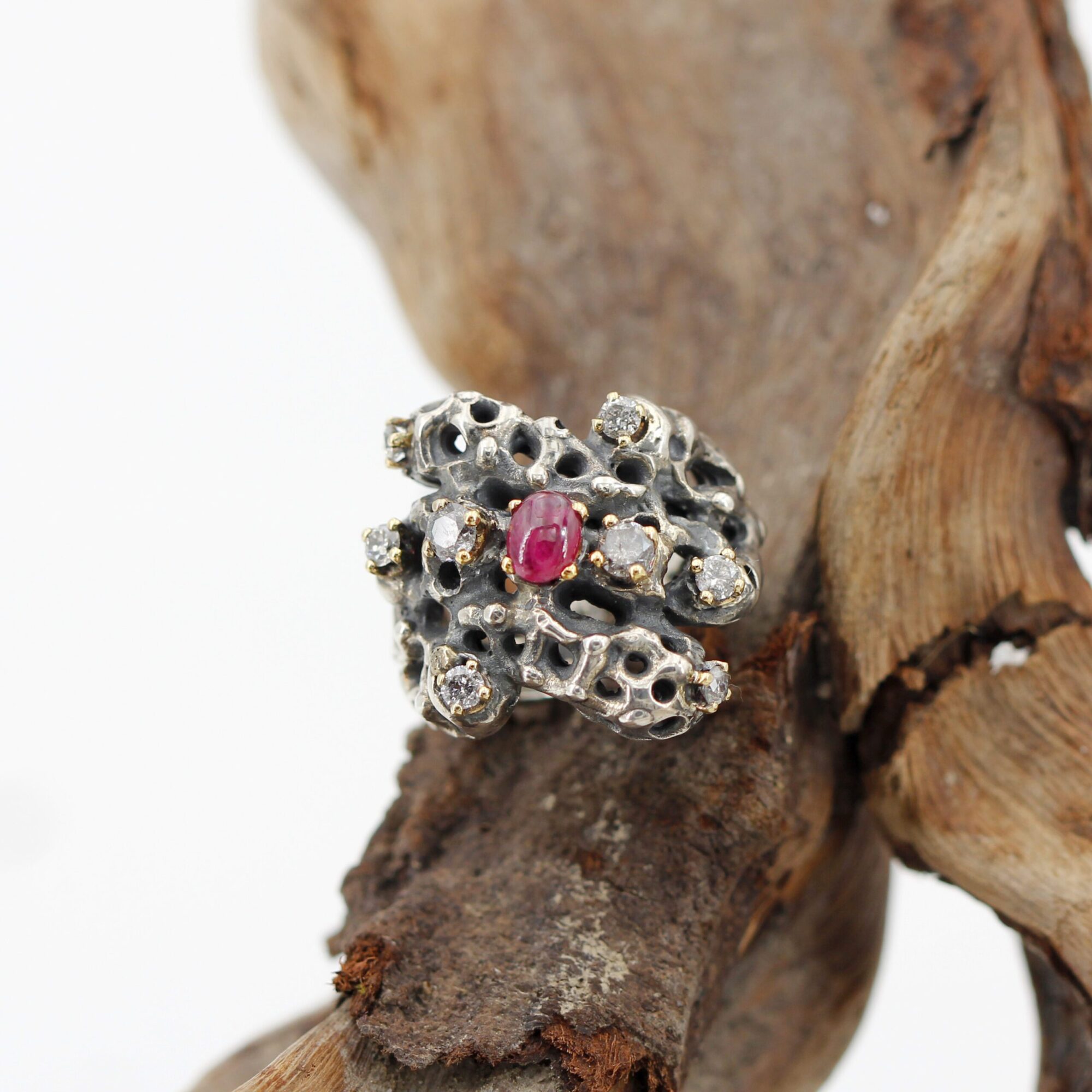 Anna Gioielli Collezione Marte anello rubino diamanti grigi oro