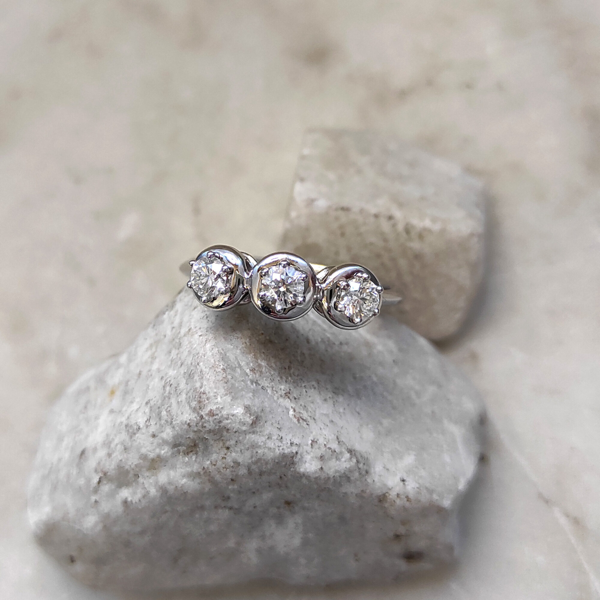 Anna Gioielli Classici anello trilogy oro bianco 3 diamanti 0.45ct