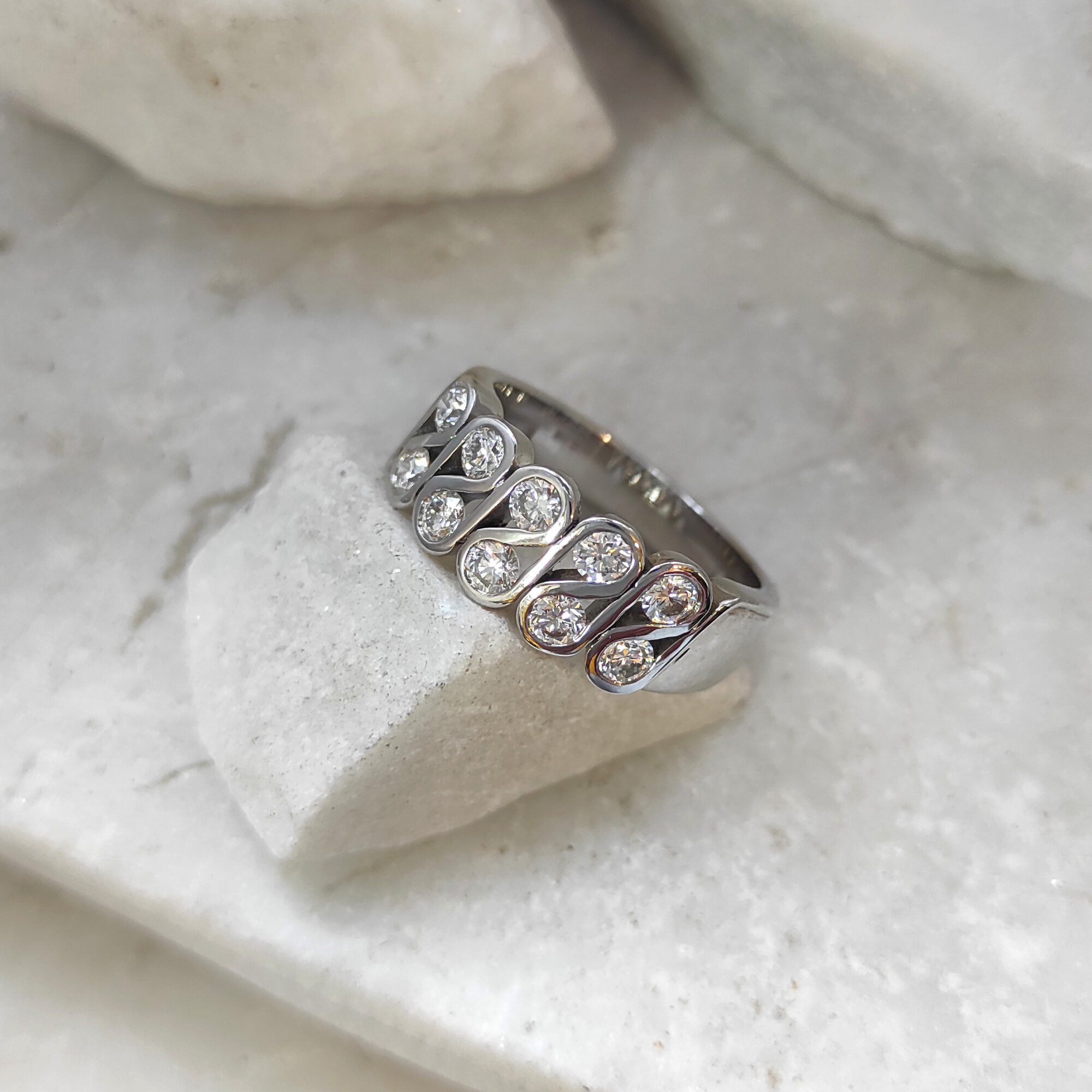 Anna Gioielli Classici Anello oro bianco ondulato diamanti