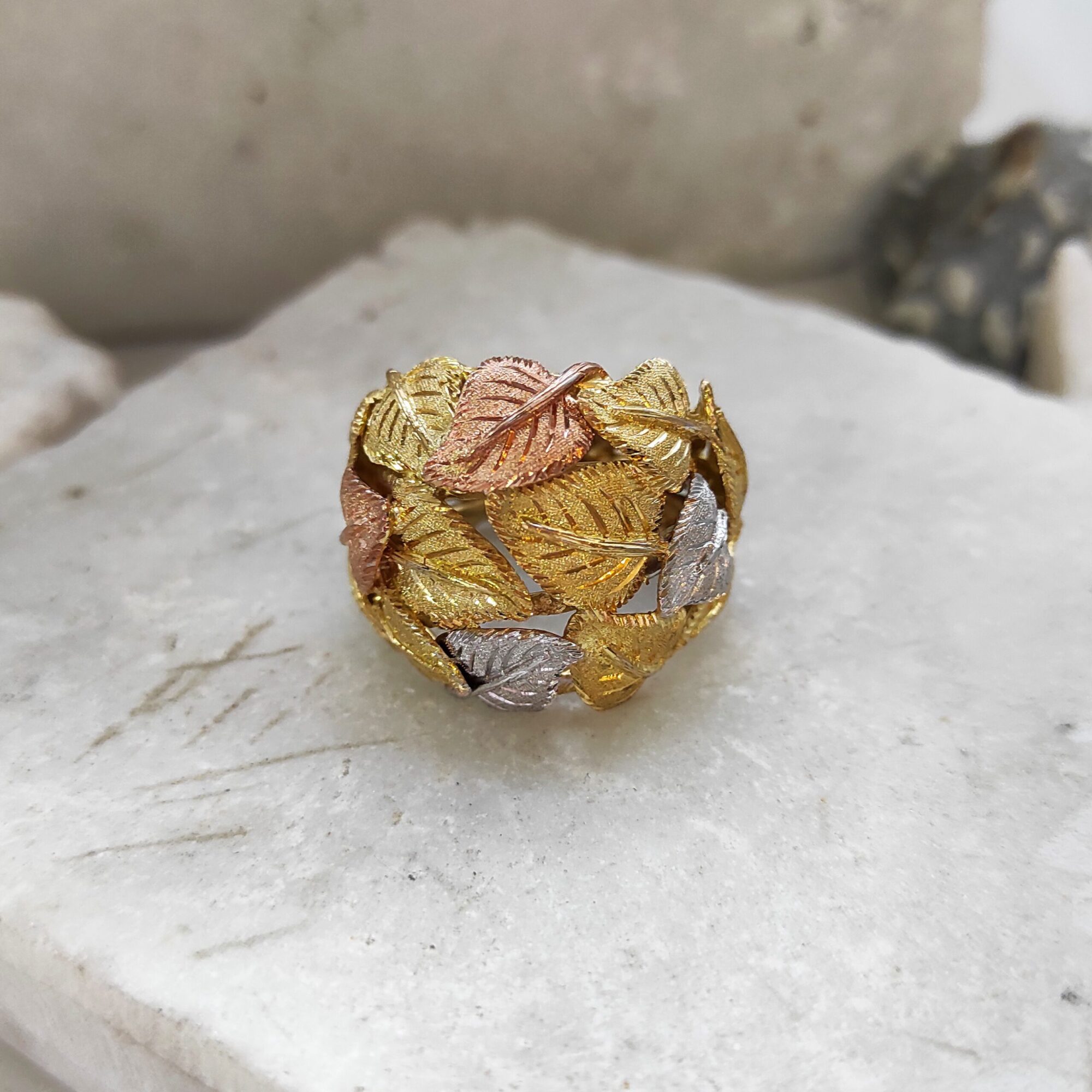 Anna Gioielli Fiorentino anello oro tricolore foglie incise