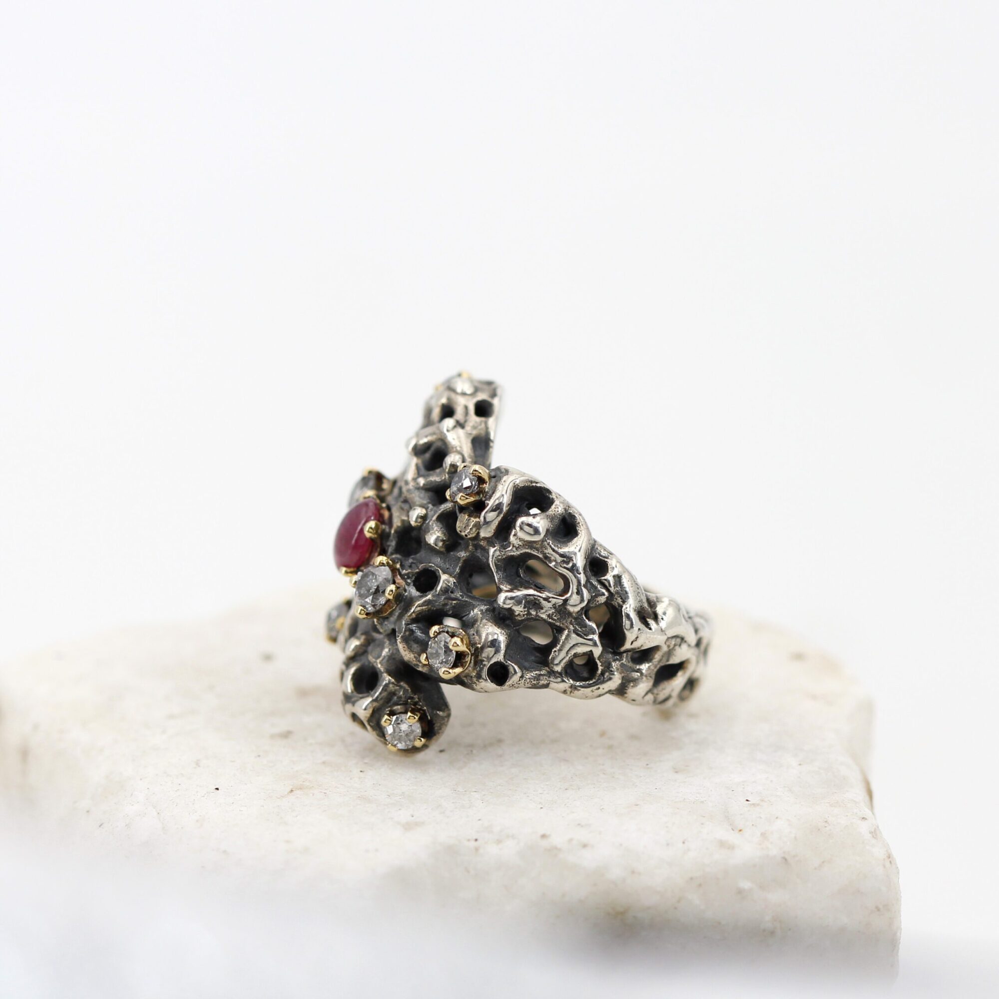 Anna Gioielli Collezione Marte anello rubino diamanti grigi oro