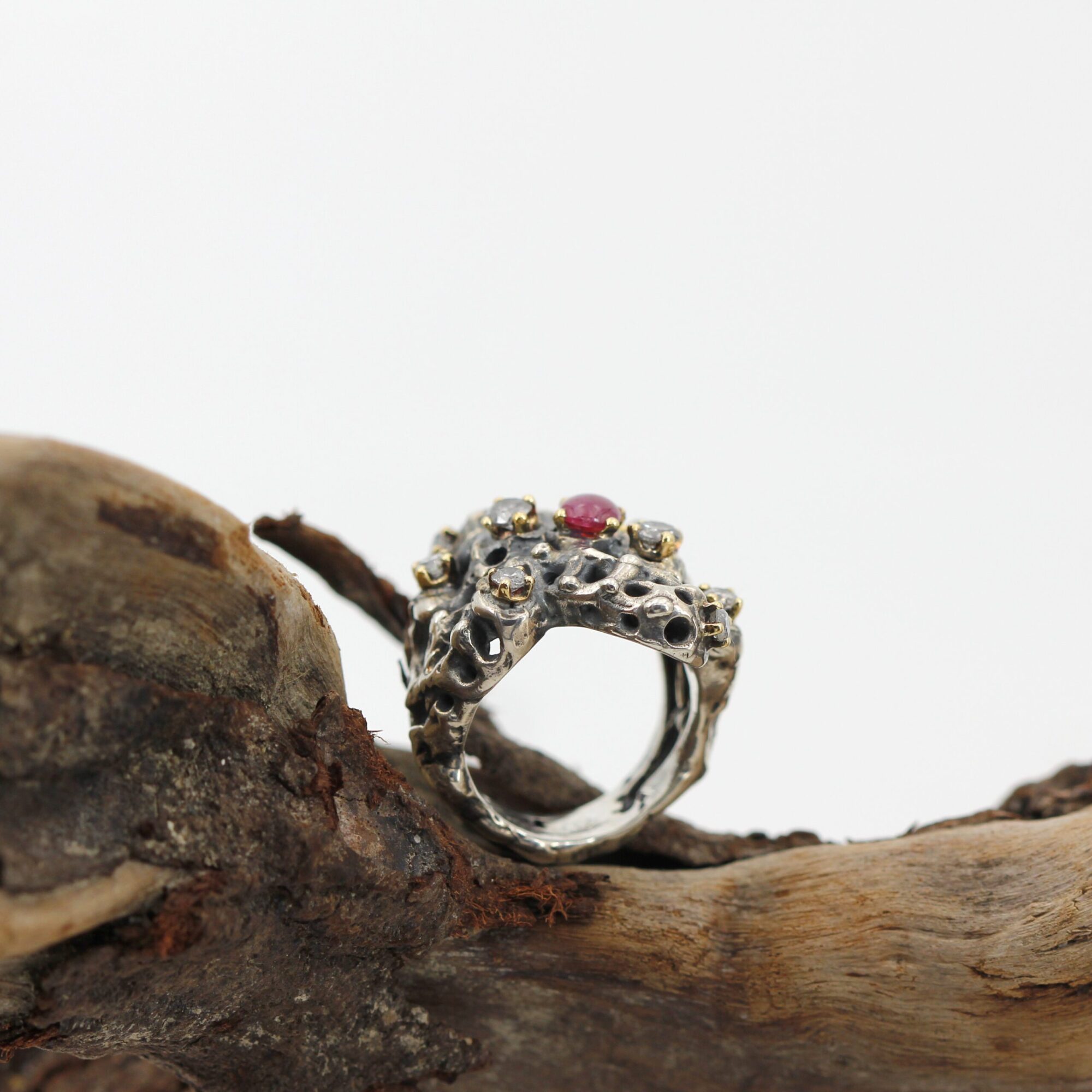 Anna Gioielli Collezione Marte anello rubino diamanti grigi oro