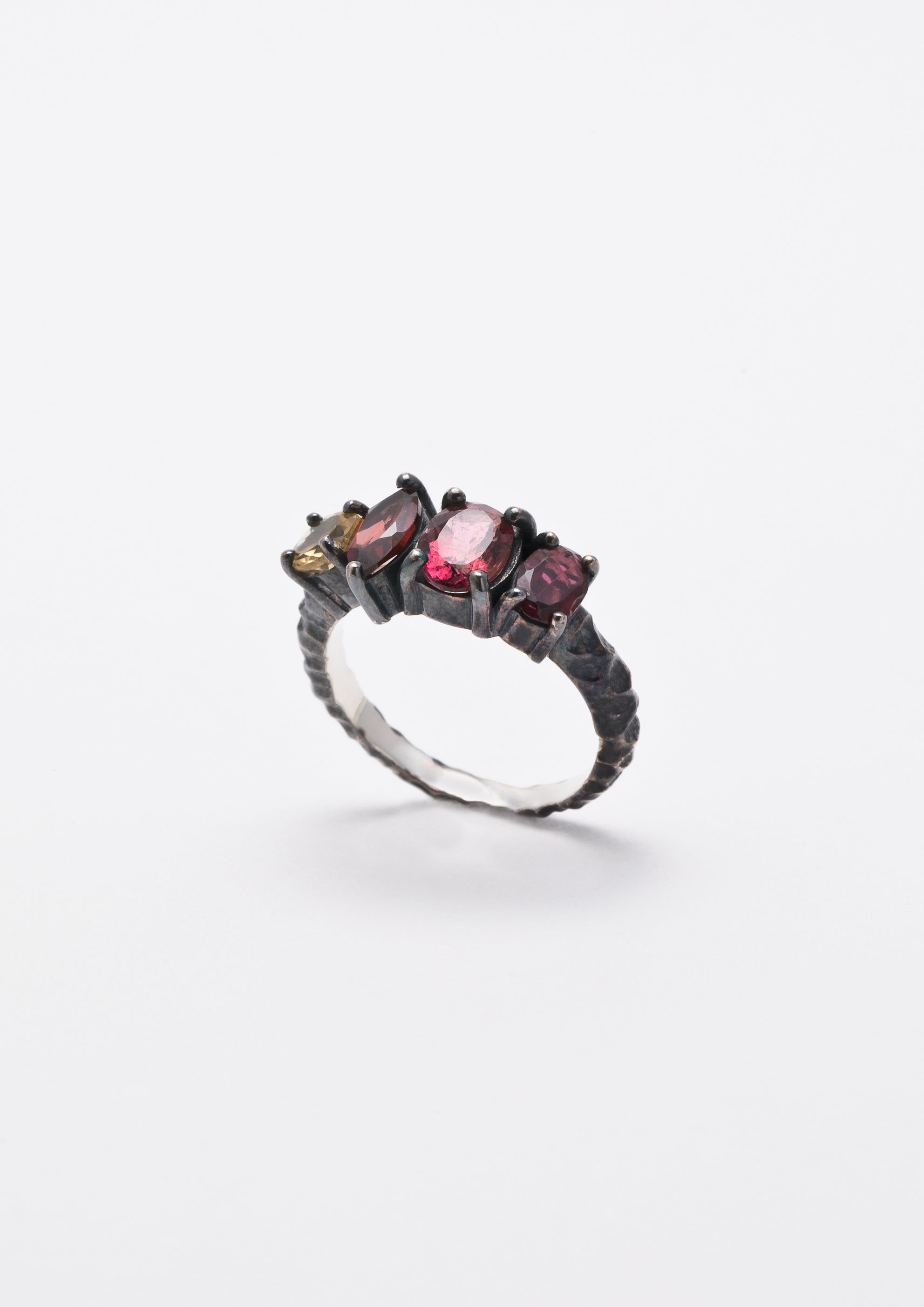 Voodoo Jewels Bold Shapes Dark Nari anello brunito tormaline