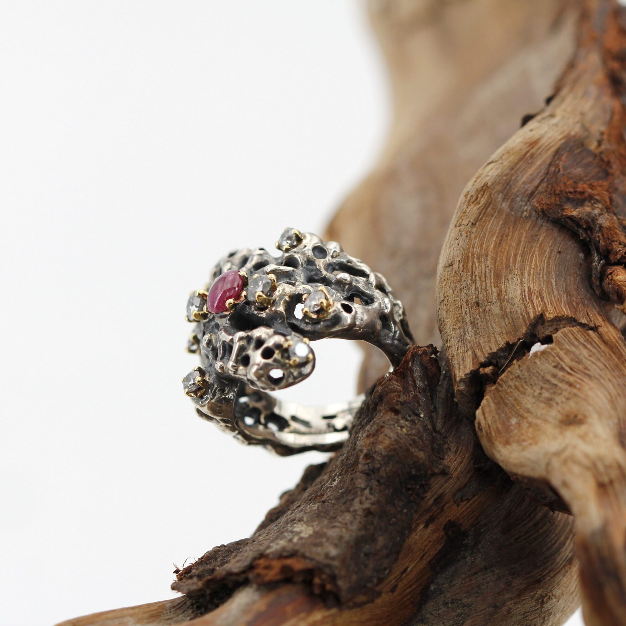 Anna Gioielli Collezione Marte anello rubino diamanti grigi oro
