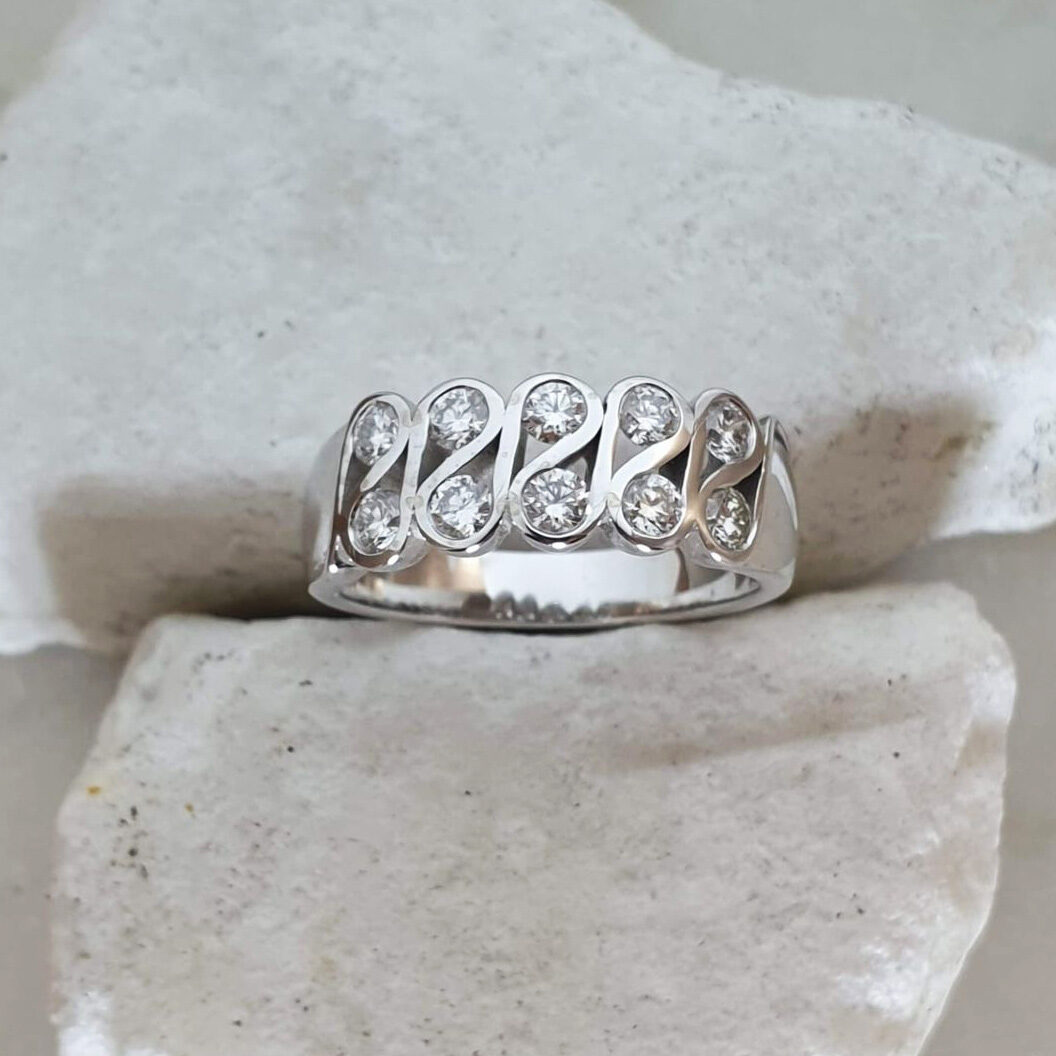 Anna Gioielli Classici Anello oro bianco ondulato diamanti
