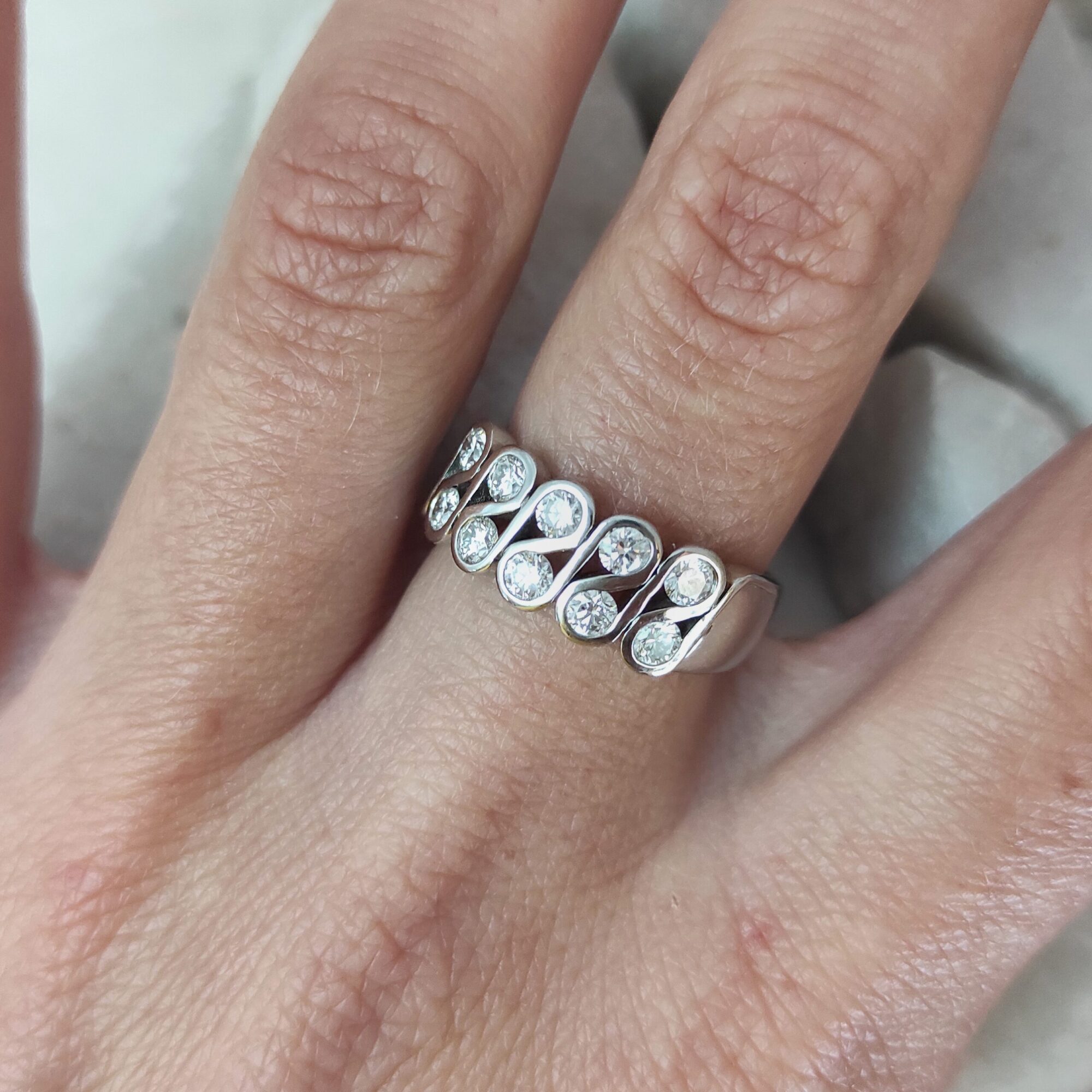 Anna Gioielli Classici Anello oro bianco ondulato diamanti