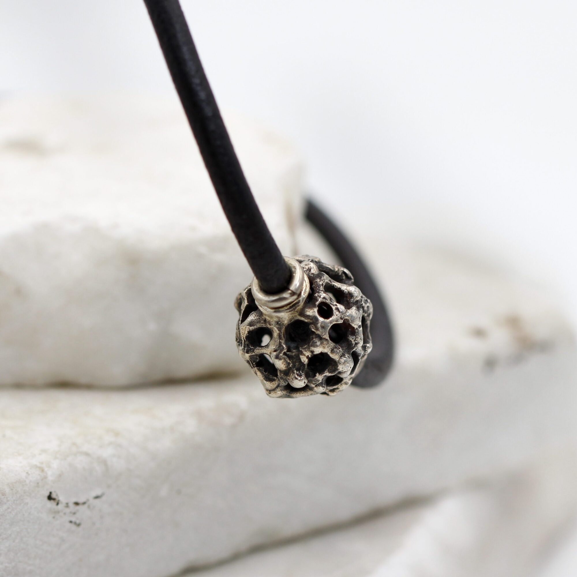 Anna Gioielli Collezione Marte pendente sfera argento cuoio