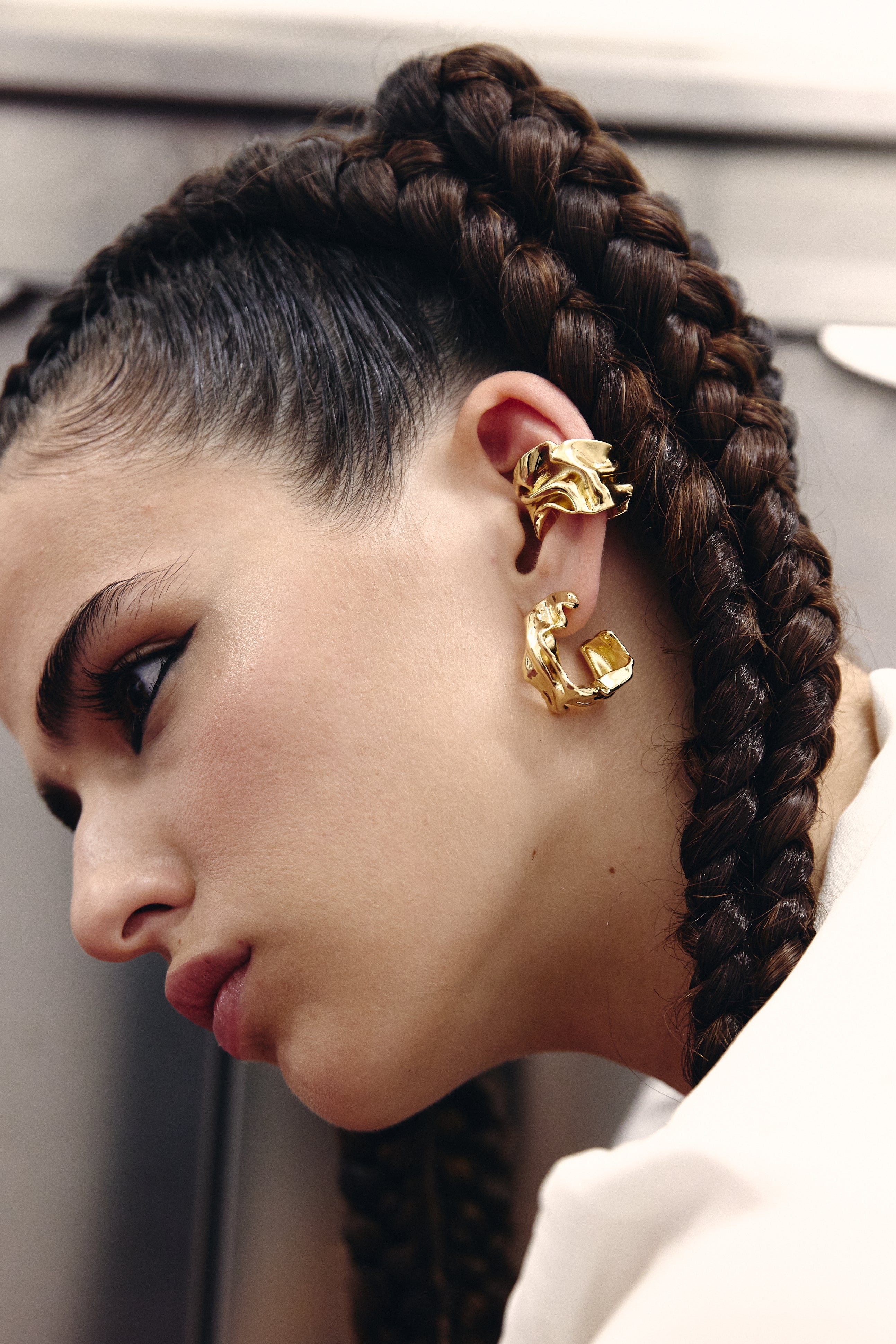 Voodoo Jewels Mini Miuna orecchini semicerchio bronzo oro