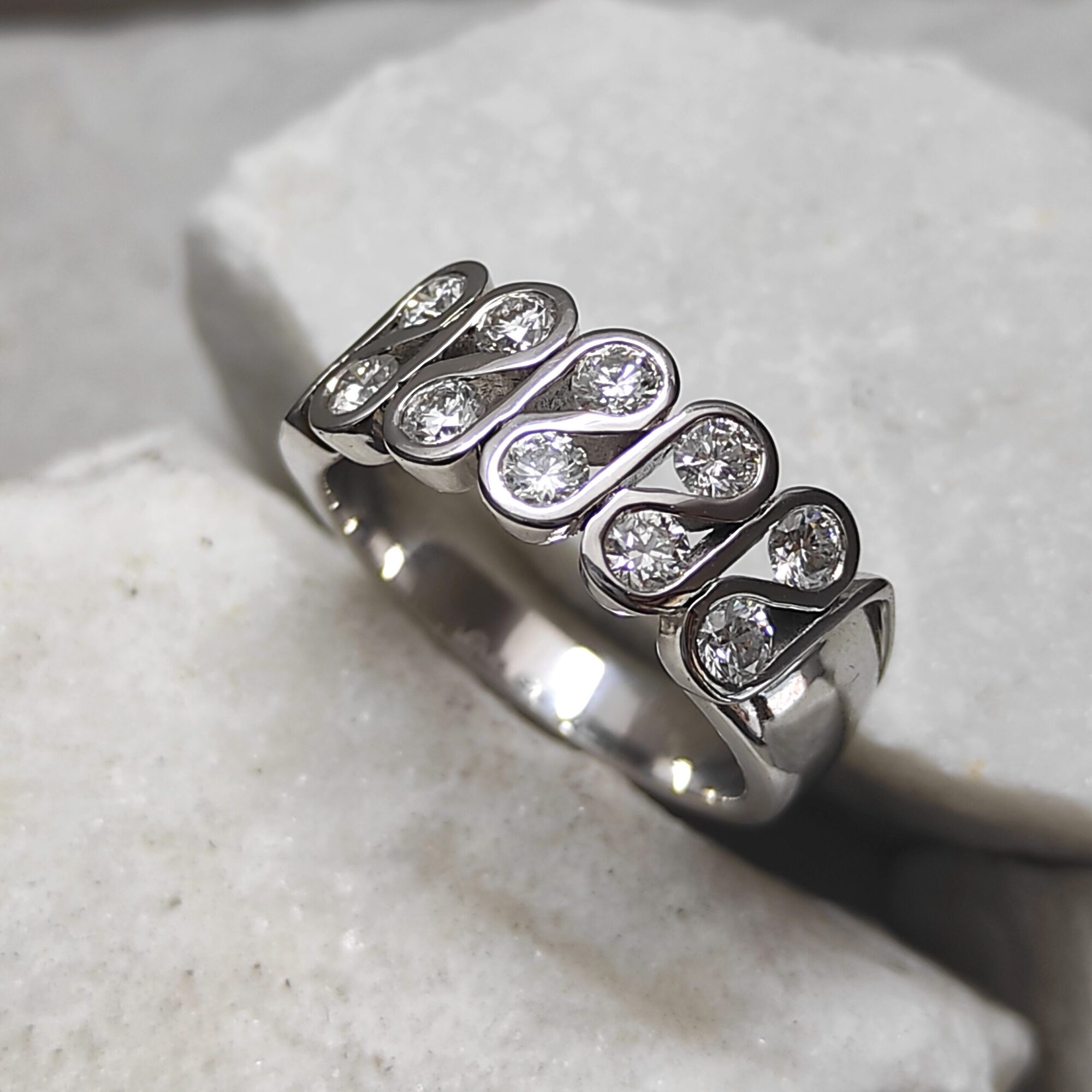 Anna Gioielli Classici Anello oro bianco ondulato diamanti