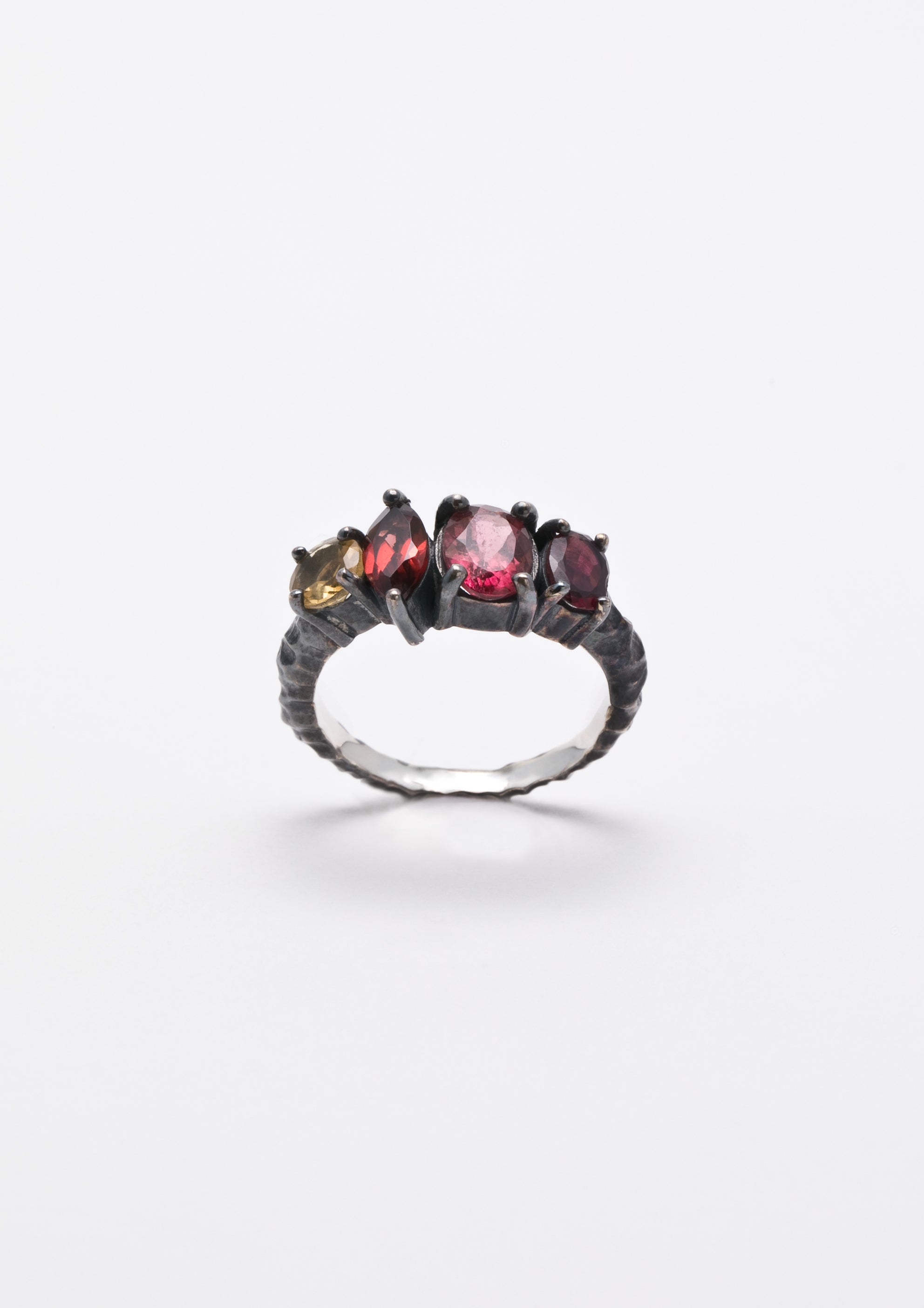 Voodoo Jewels Bold Shapes Dark Nari anello brunito tormaline