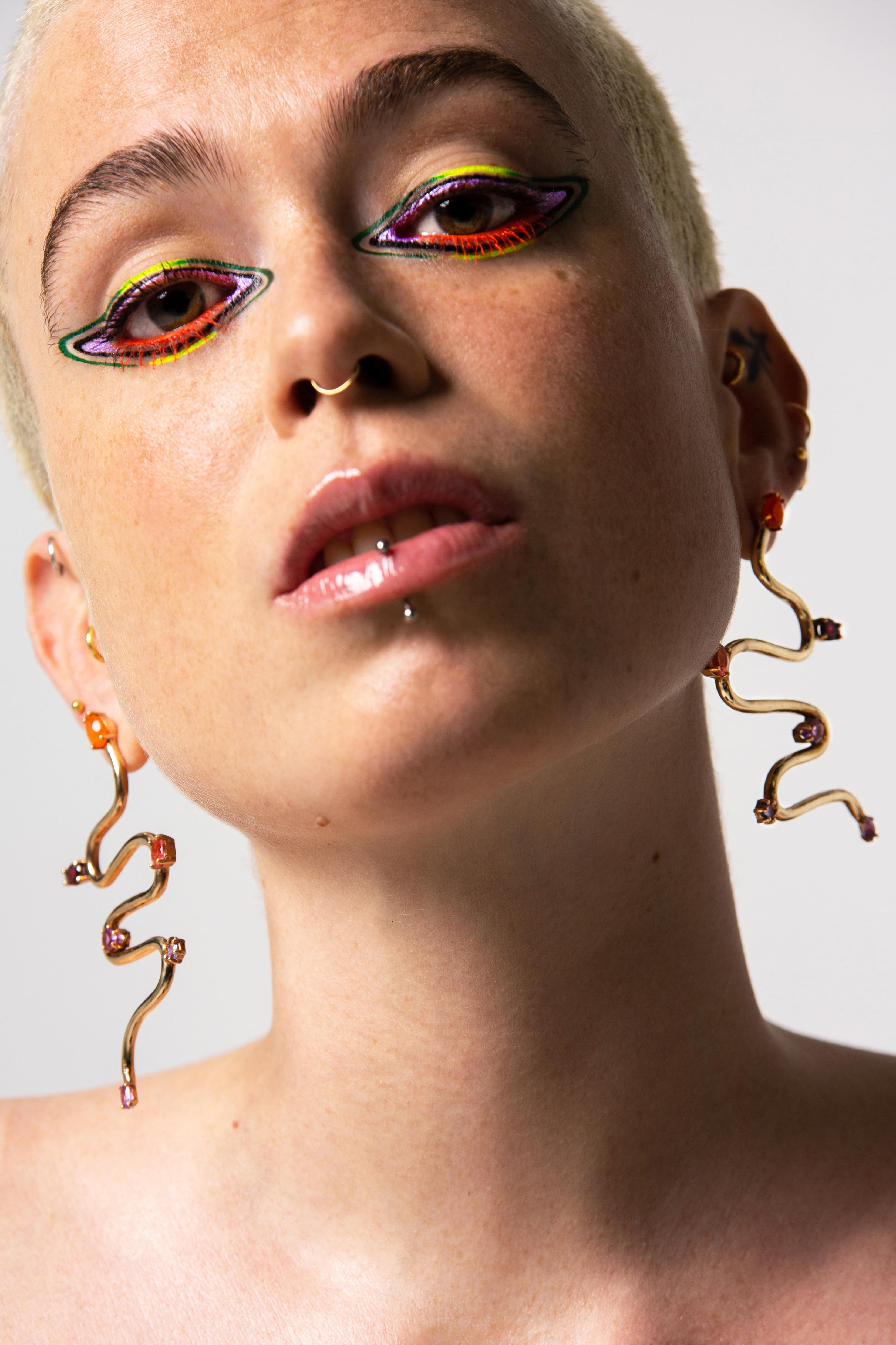Voodoo Jewels Bold Shapes Yamuna orecchini argento dorato pietre