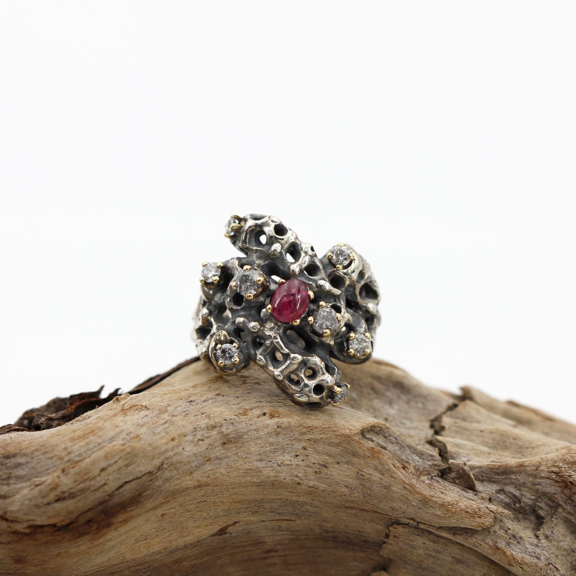Anna Gioielli Collezione Marte anello rubino diamanti grigi oro