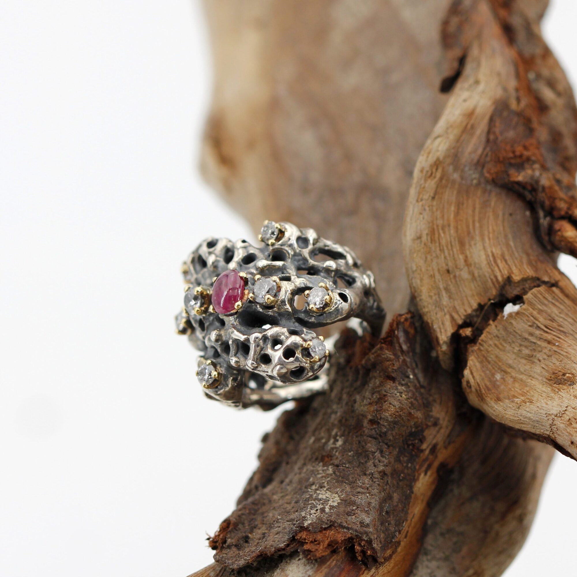 Anna Gioielli Collezione Marte anello rubino diamanti grigi oro