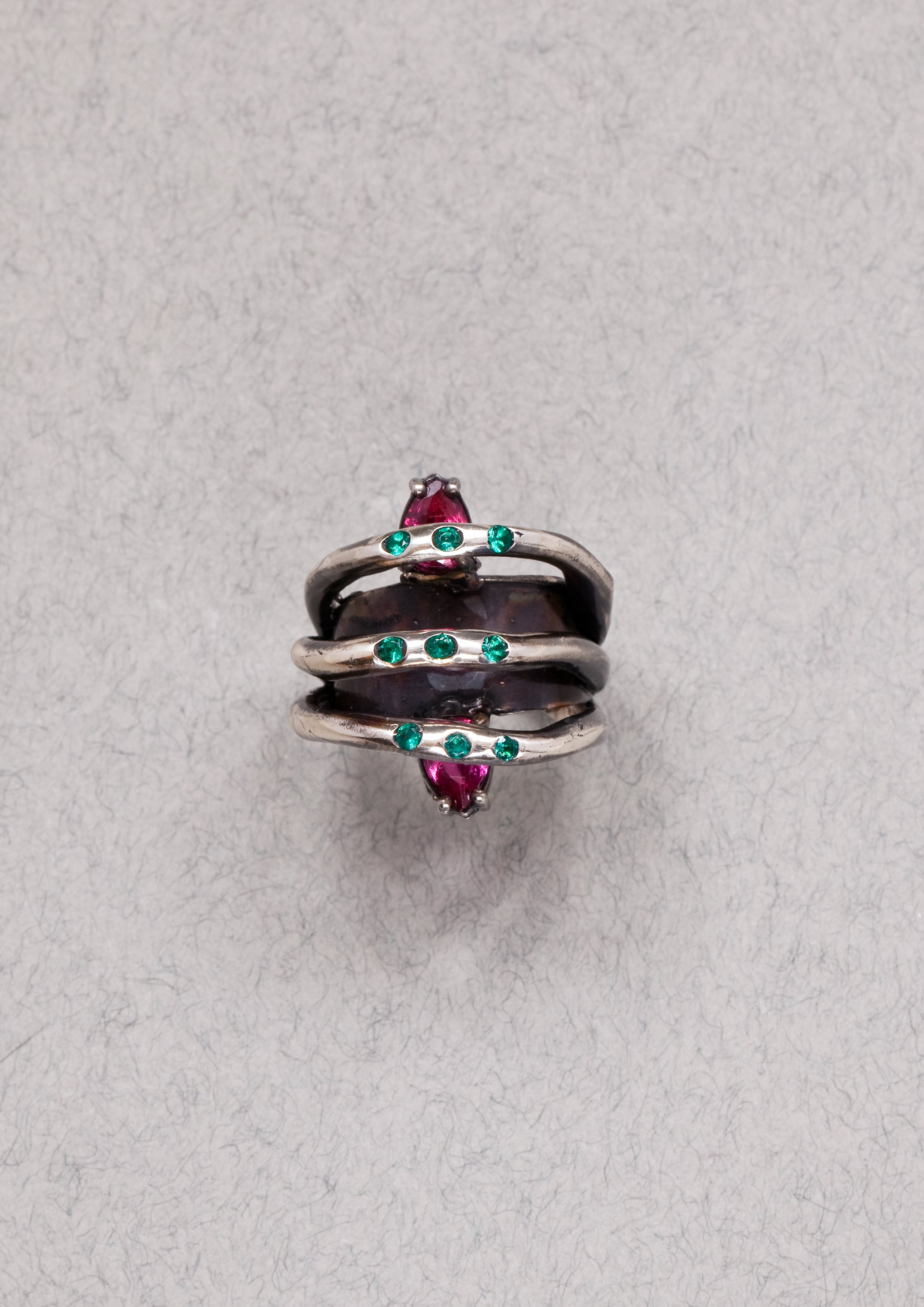 Voodoo Jewels Bold Shapes Lianas anello argento brunito pietre