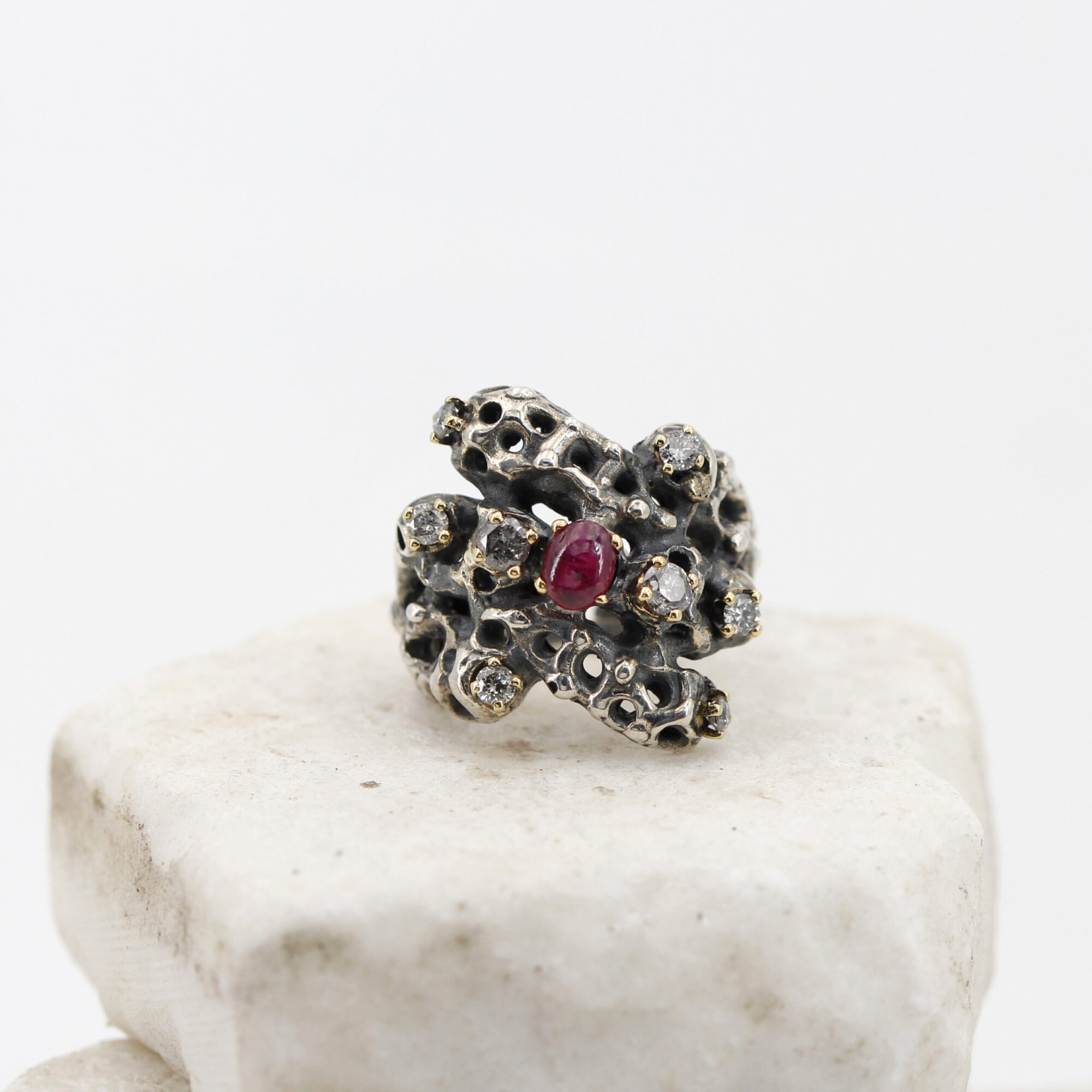 Anna Gioielli Collezione Marte anello rubino diamanti grigi oro