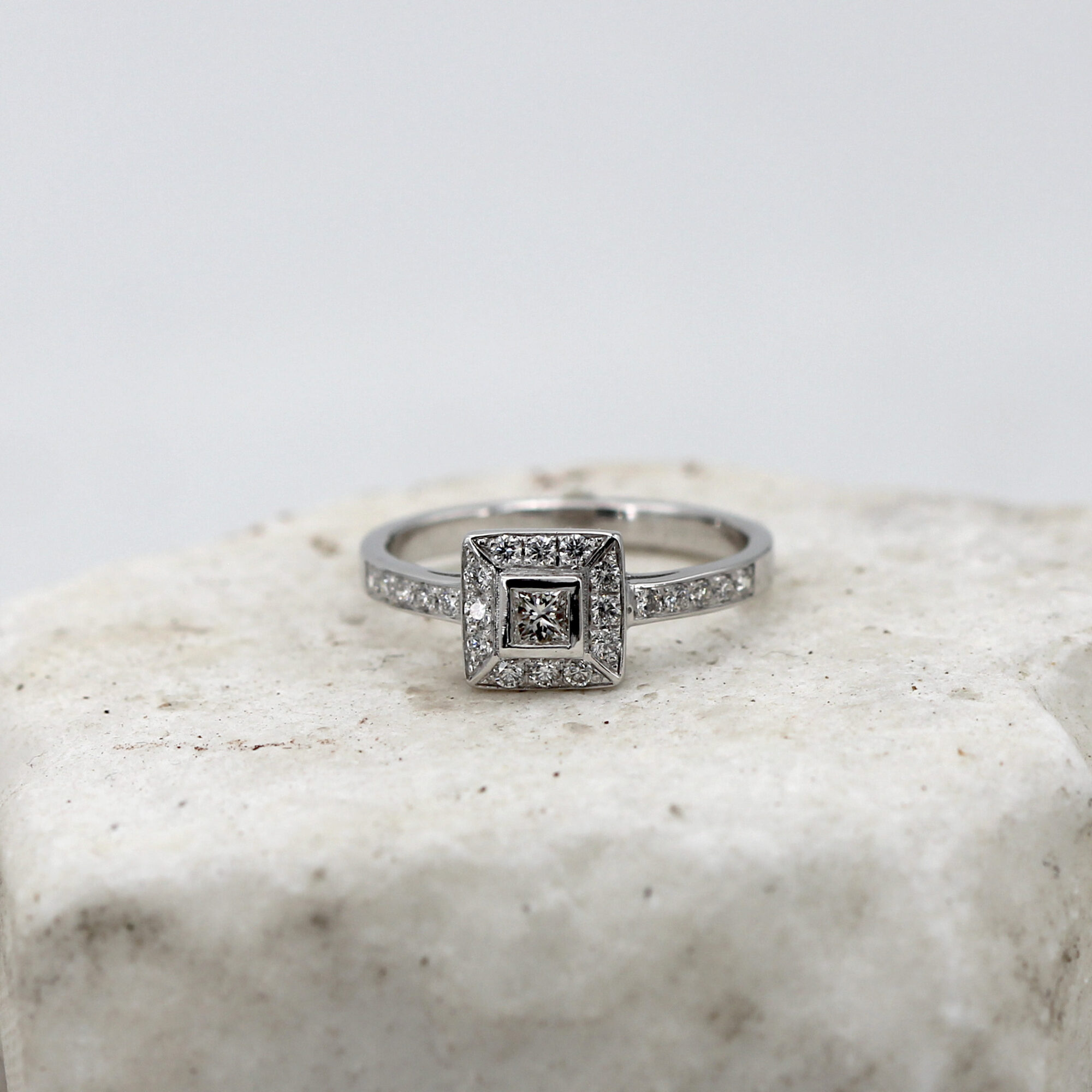 Anna Gioielli Square anello oro bianco diamante Princess halo